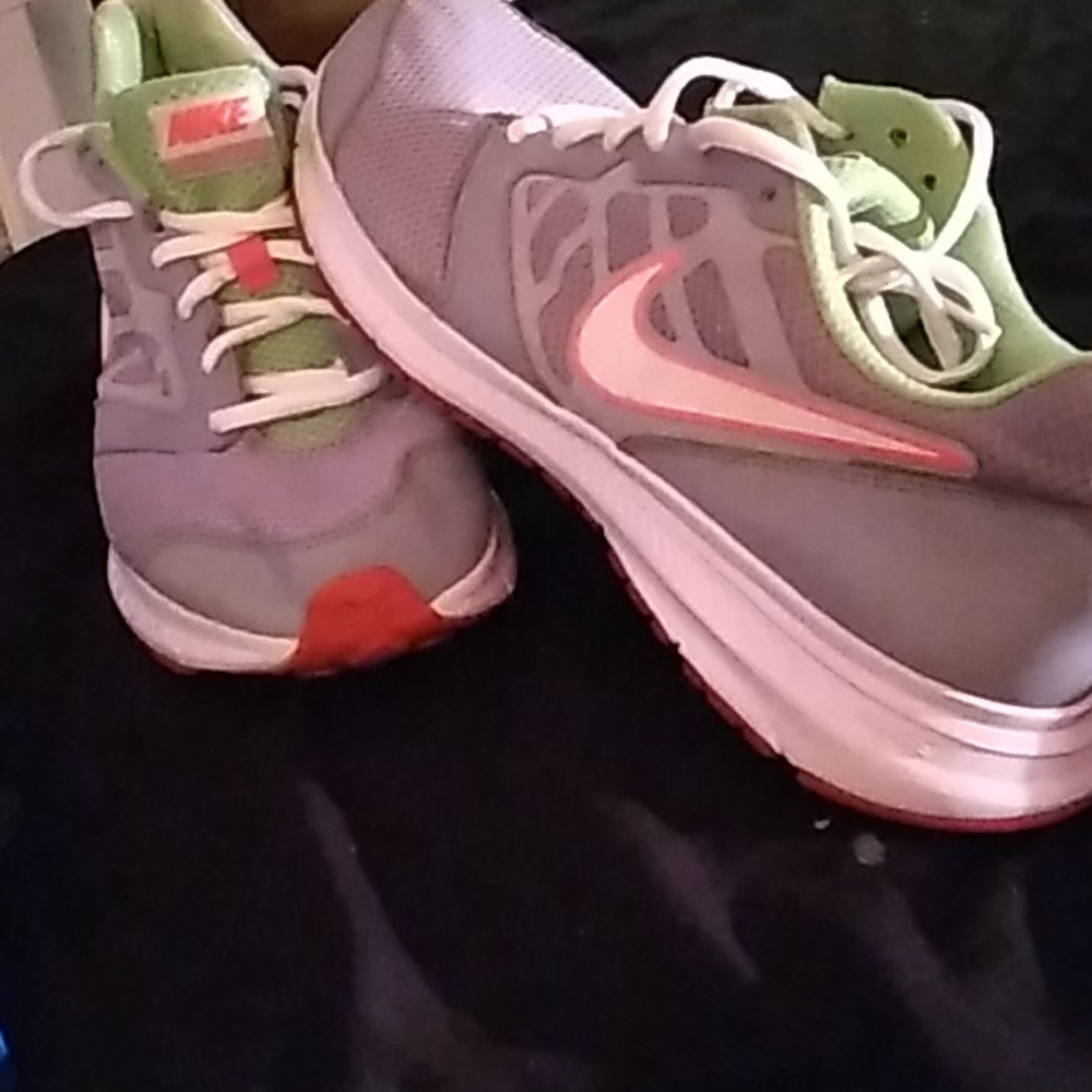Tennis shoes
